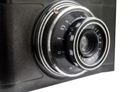 Una vieja cámara fotográfica analógica