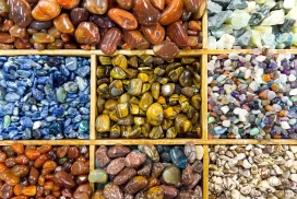 Ejemplares a la venta en una feria o bolsa de minerales de colección