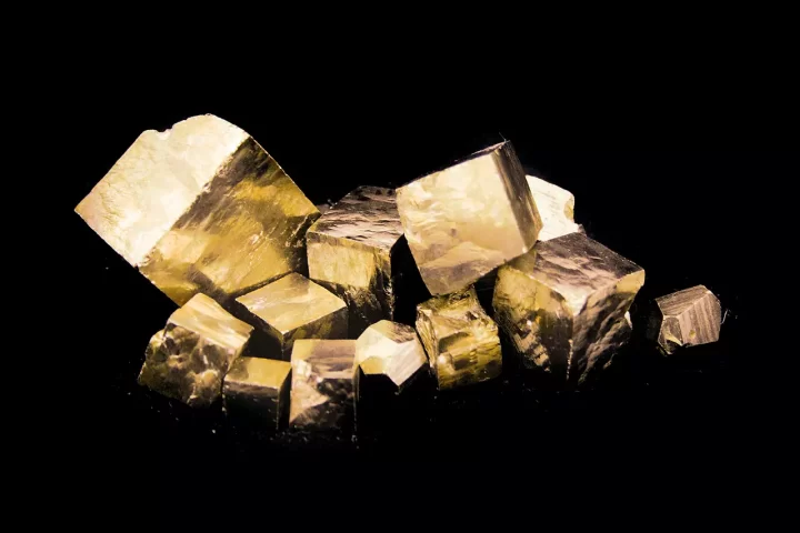 Pirita Cúbica. No deberá faltar en tu nueva colección de minerales