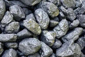 Montón de carbón mineral oscuro brillante